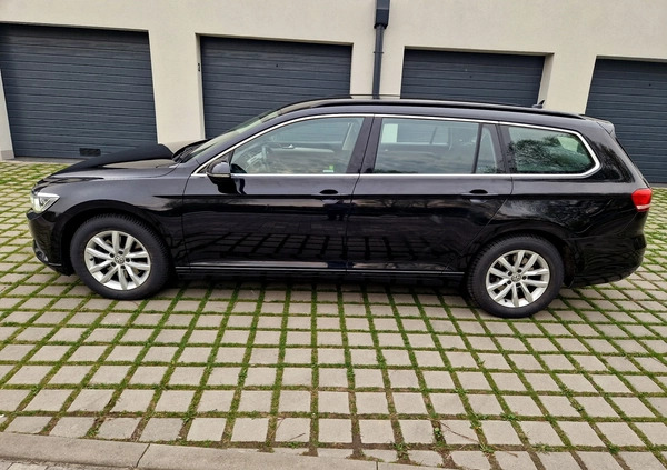 Volkswagen Passat cena 68500 przebieg: 150000, rok produkcji 2016 z Szczecin małe 742